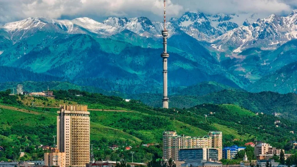 Панорама Алматы, телебашня Кок-Тобе и горы Заилийского Алатау